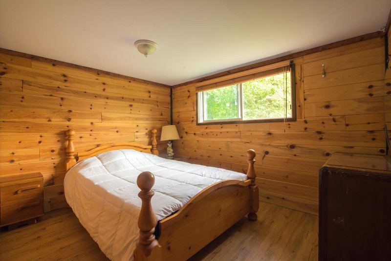 Beautiful 3 Bdrm + Bunkie Waterfront Cottage Near Gull Lake, Minden, Canada