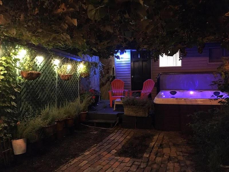 Love-nest With Private Hot Tub, Toronto, Canada