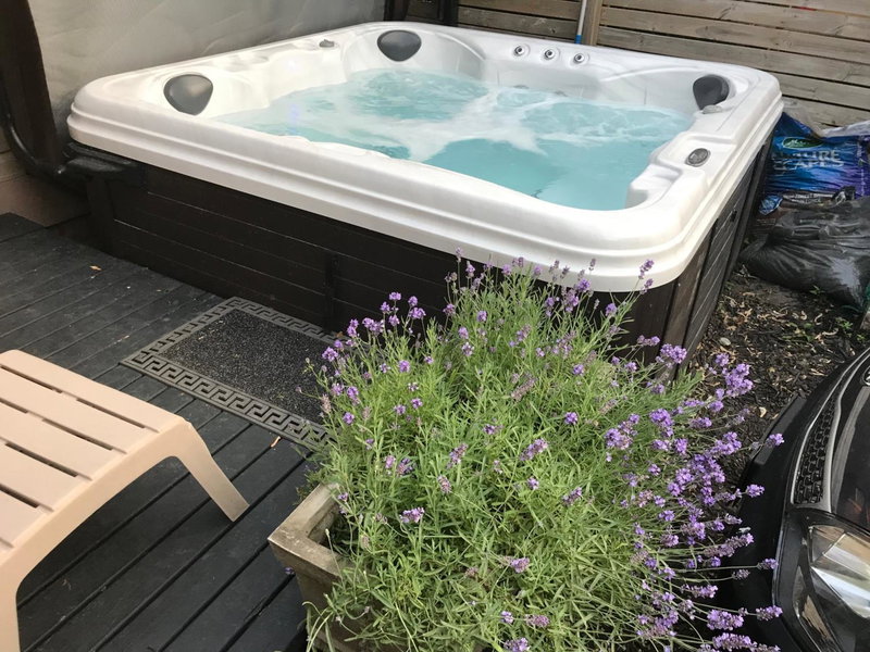 Love-nest With Private Hot Tub, Toronto, Canada