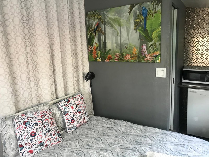 Love-nest With Private Hot Tub, Toronto, Canada