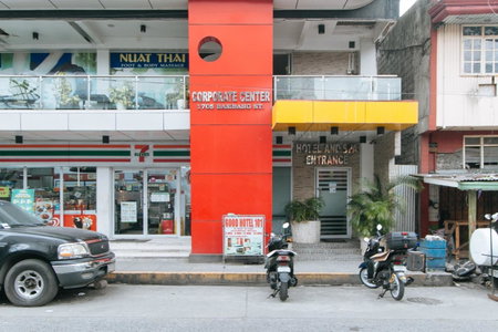 RedDoorz near Bambang Station, Manila, Philippines