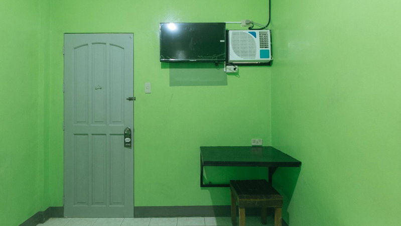 RedDoorz at Joels Apartelle, Calaboso, Philippines