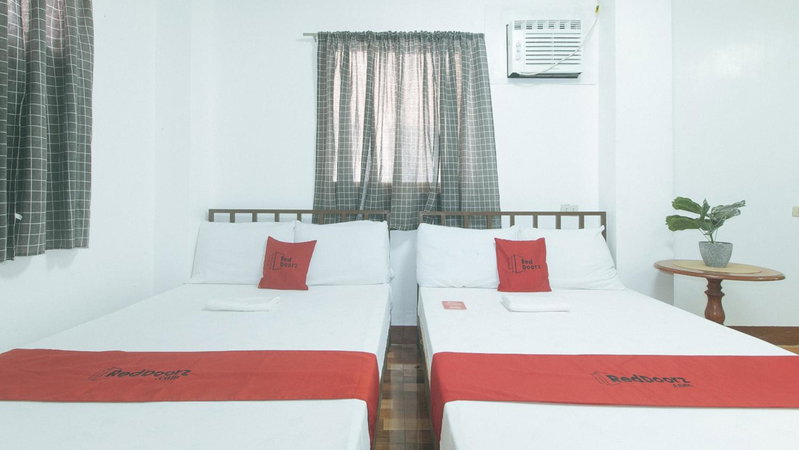 RedDoorz at Joels Apartelle, Calaboso, Philippines