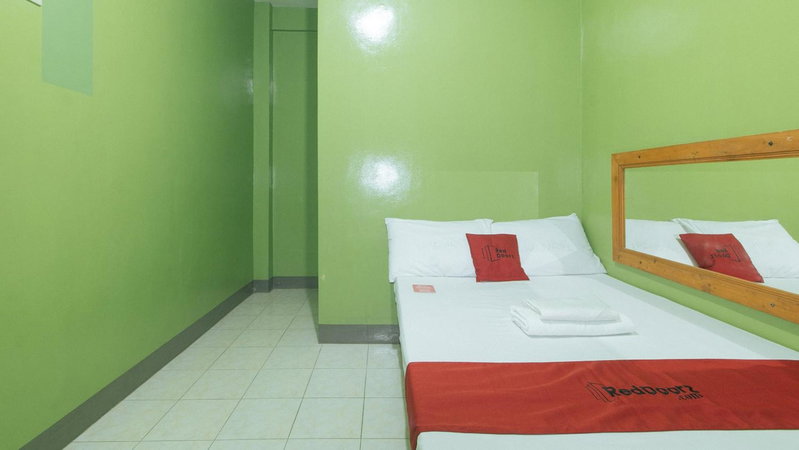 RedDoorz at Joels Apartelle, Calaboso, Philippines