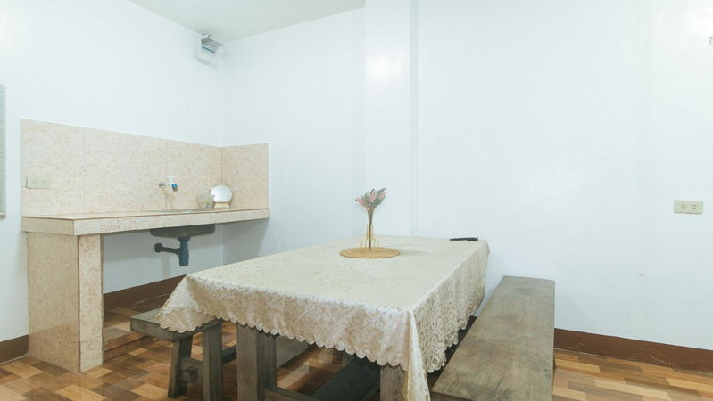 RedDoorz at Joels Apartelle, Calaboso, Philippines