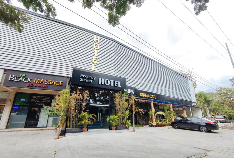 RedDoorz Premium at Regency Sunset Hotel, Angeles, Philippines
