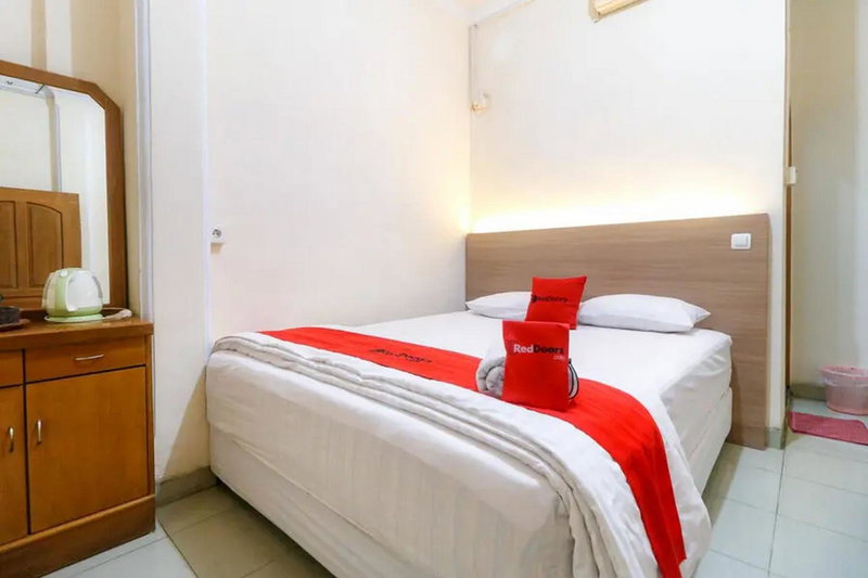 RedDoorz Plus near WTC Batanghari Mall, Tanjungjohor, Indonesia