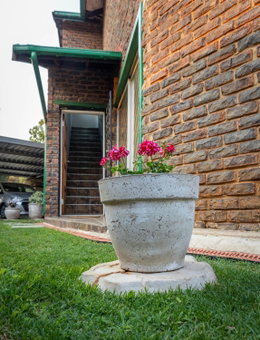 VillaZek a modern 2 bedroom open- plan apartment with parking, Pretoria, South Africa