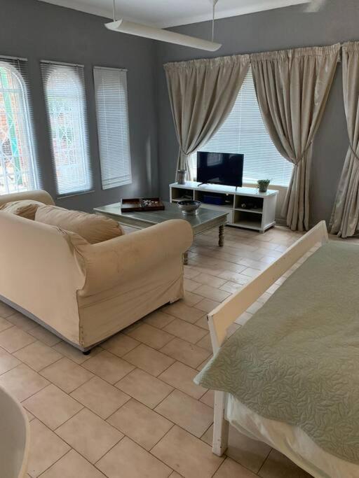 20 On Plover - Private Cottage, Sandton, South Africa