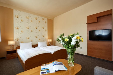 Hotel Slunce - wellness s bazénem, pivovar Morous a bowling, Rýmařov, Czechia