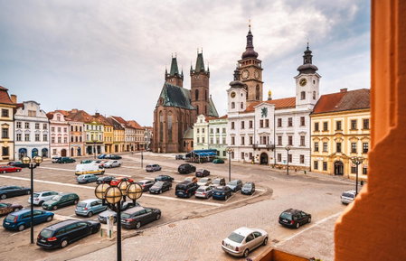 Modern family apt. with Central Square entrance, Hradec Králové, Czechia