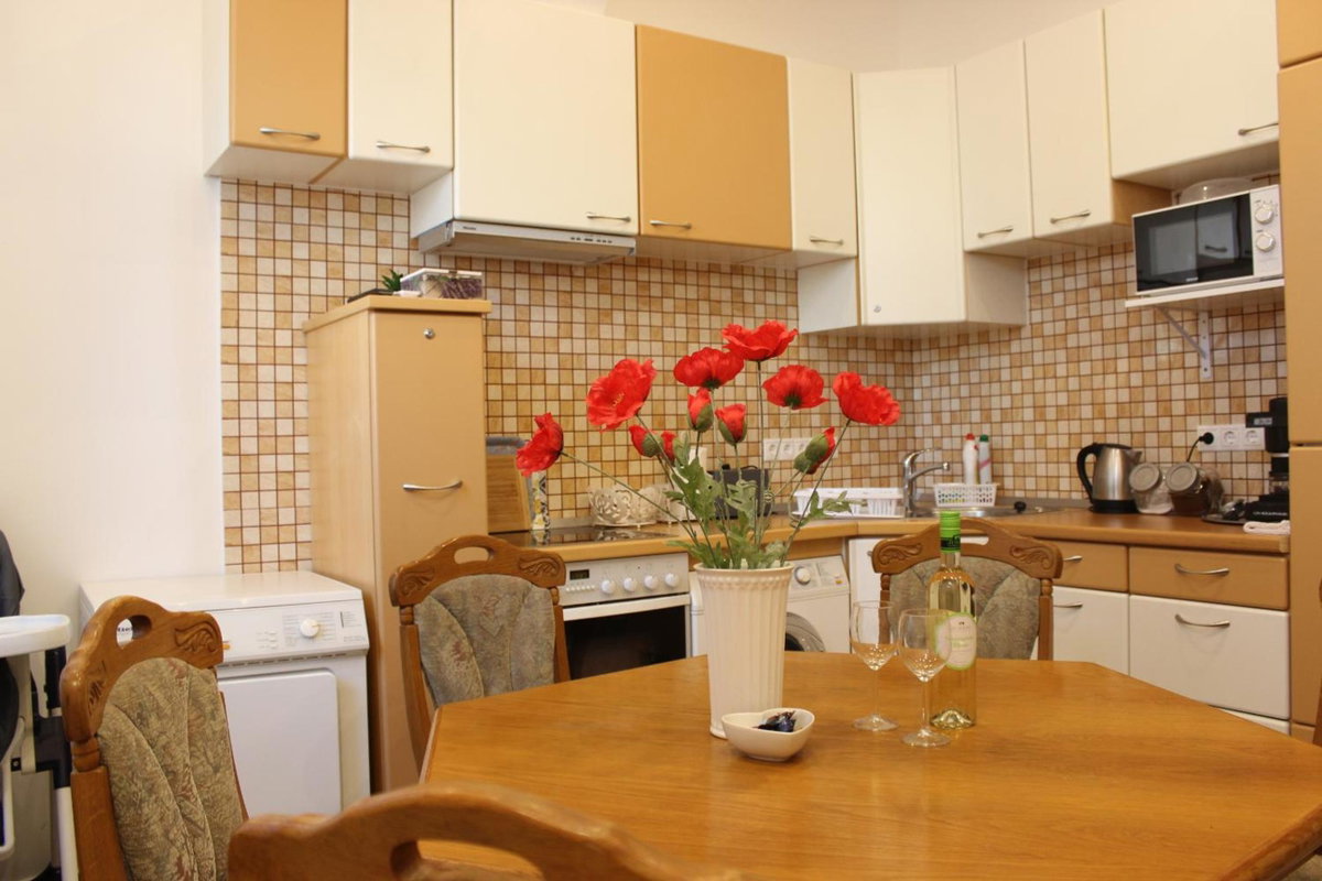 Vito Apartman, Hungary