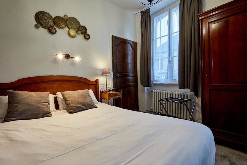 Hotel Saint Etienne, Caen, France