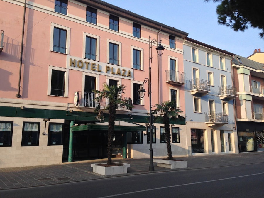 Plaza, Desenzano del Garda, Italy