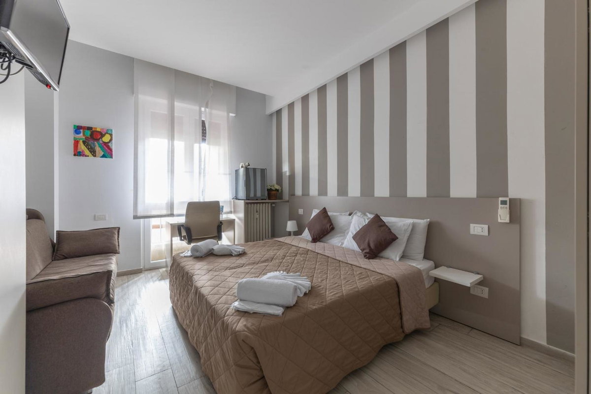 Hotel · CHEZROMYK the Kosher B&B, Milan