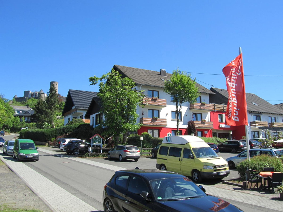 Hotel · Hotel zur Burg Nürburg Large car park, Nürburg