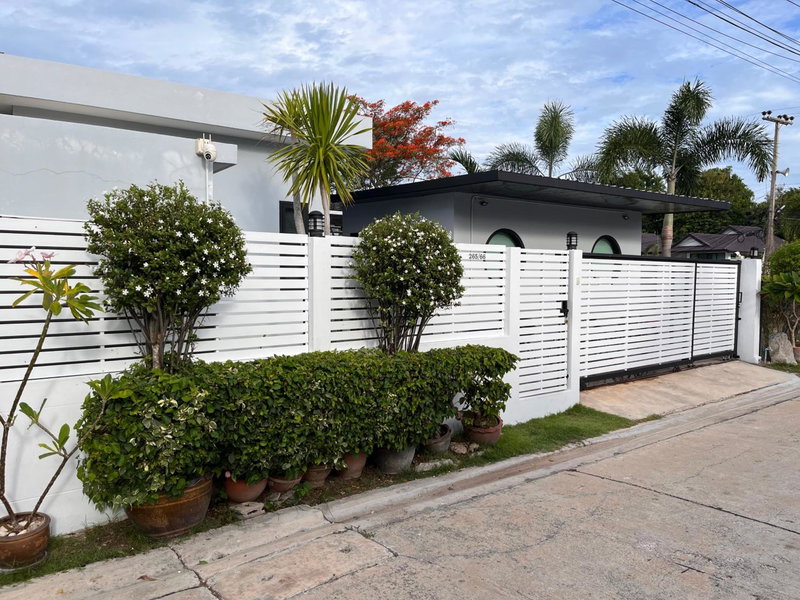 Pudpichaya Pool Villa, Ban Sahakham, Thailand