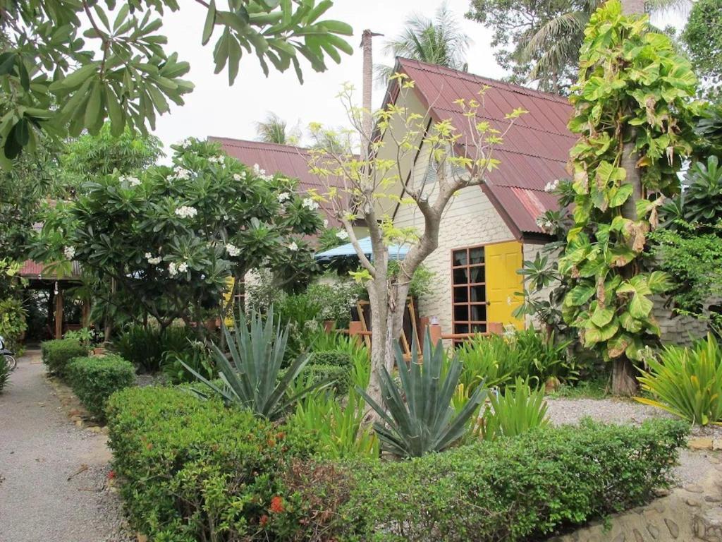Hotel · Blue Beach Resort, Baanphakrimlay