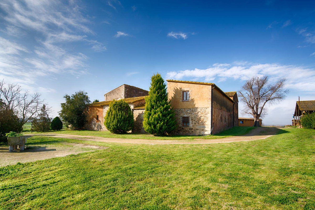 Hotel · Agroturisme Sant Dionis, Campllong