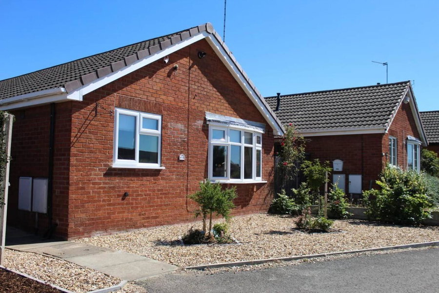 2 Bed House - Sleeps 4 - Pets - Garden - Parking, Elkesley, United Kingdom