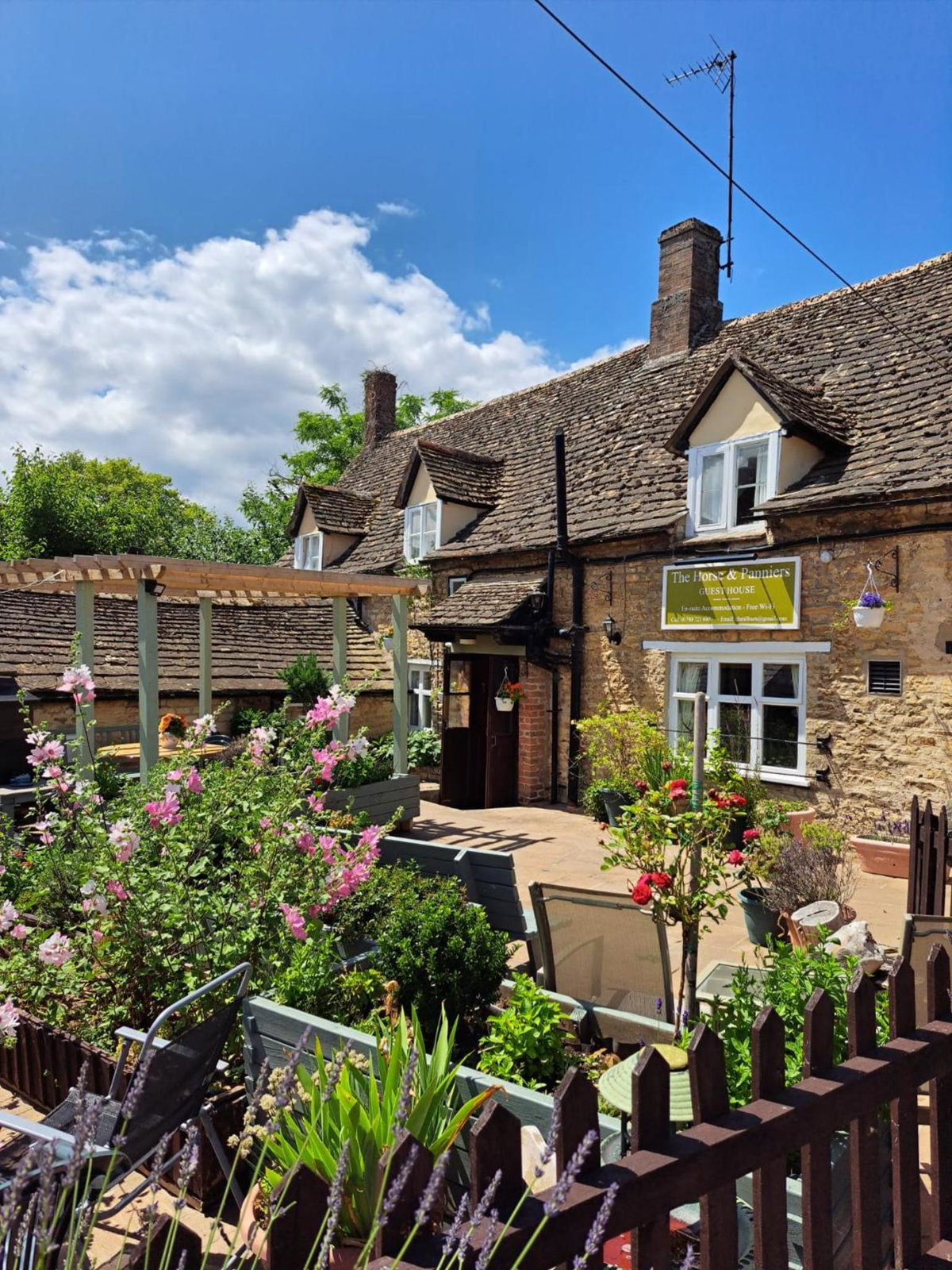 Hotel · The horse and panniers guest house., North Luffenham