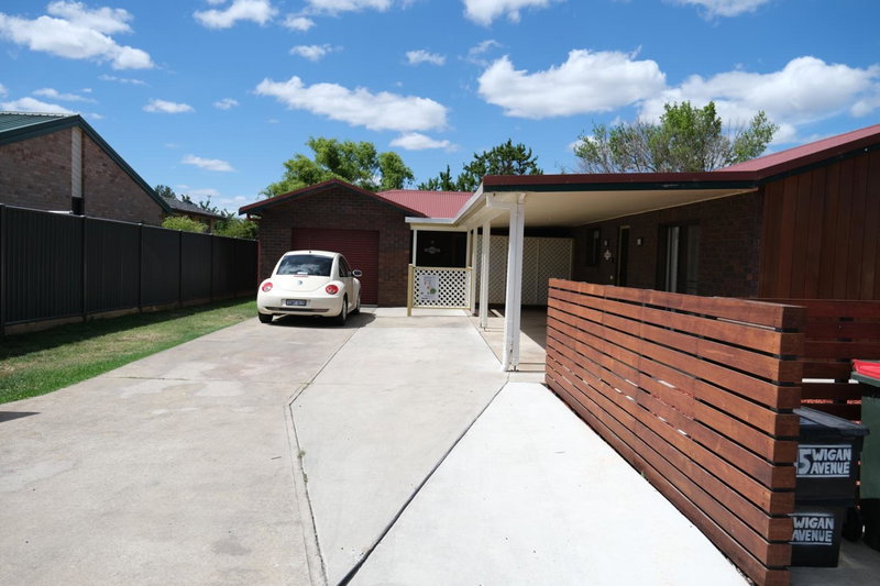 Twodogfolly at Creeklands, Armidale, Australia