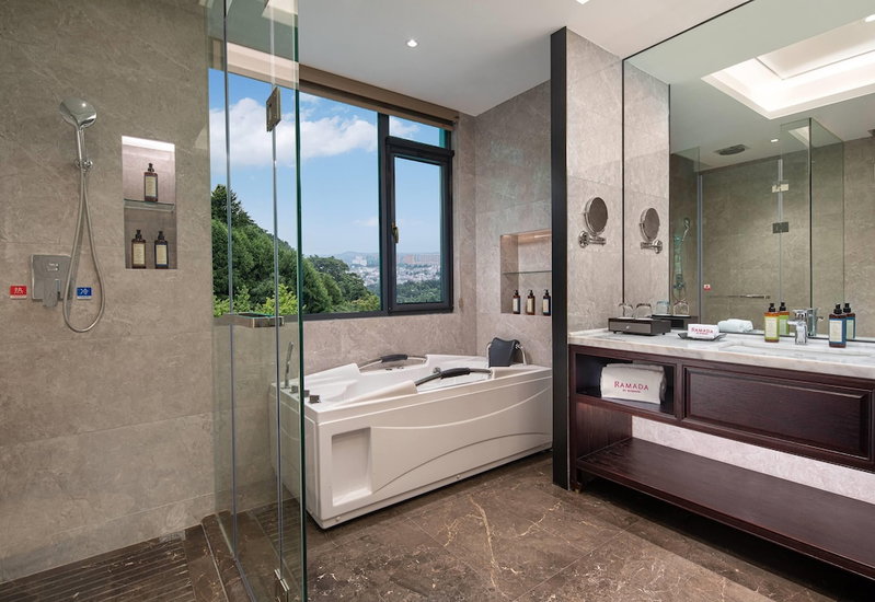 Ramada by Wyndham Xianning Xishan Mountain, Xianning, China