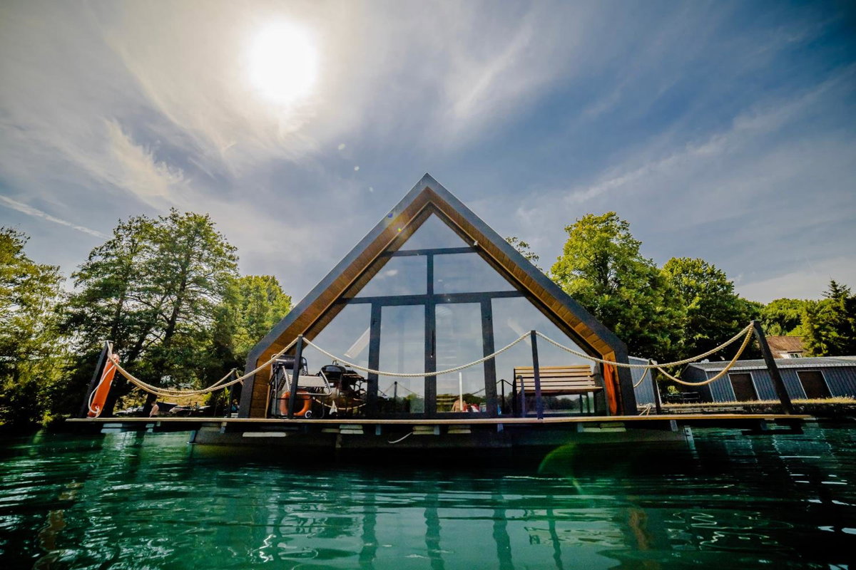 Domek na Wodzie FM - Czarna perła, Poland