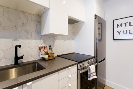 Studio Palms Steps from JeanTalon Market Full Bath by Den Stays, Montréal, Canada