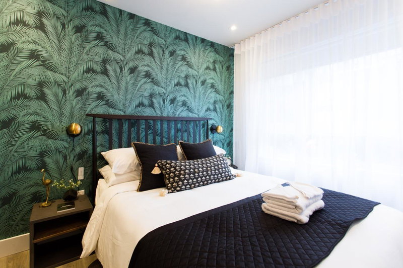 Studio Palms Steps from JeanTalon Market Full Bath by Den Stays, Montréal, Canada