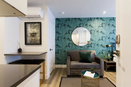 Studio Palms Steps from JeanTalon Market Full Bath by Den Stays, Montréal, Canada