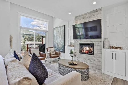 The Alpine Escape by Samsara Resort Top View Downtown 4BR & 3BTH, Canmore, Canada