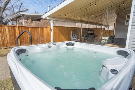 Timber Valley I HotTub I PingPong I Sleep 14 I BBQ, Drumheller, Canada