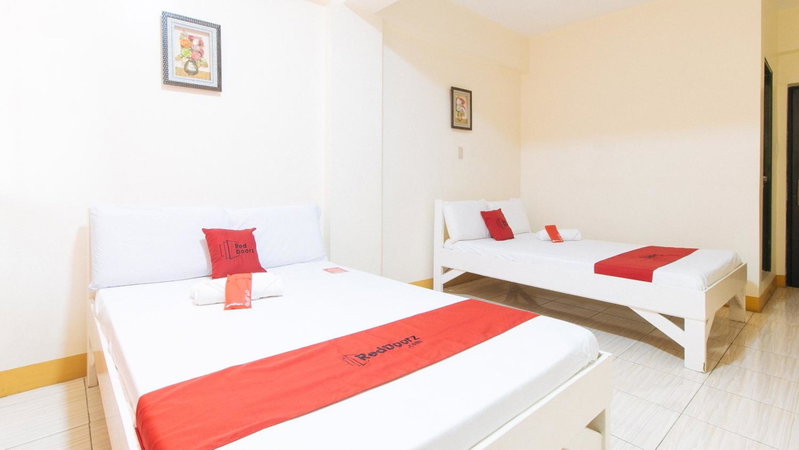 RedDoorz @ Golden Skye Hotel Guagua, Guagua, Philippines