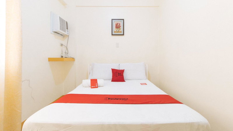 RedDoorz @ Golden Skye Hotel Guagua, Guagua, Philippines