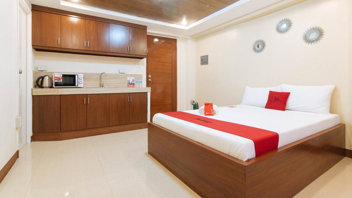 RedDoorz Plus near Uptown BGC Mall, Philippines