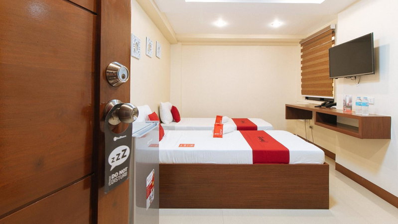 RedDoorz Plus near Uptown BGC Mall, Manila, Philippines