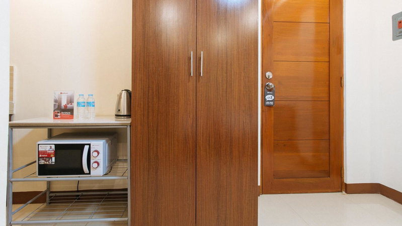 RedDoorz Plus near Uptown BGC Mall, Manila, Philippines