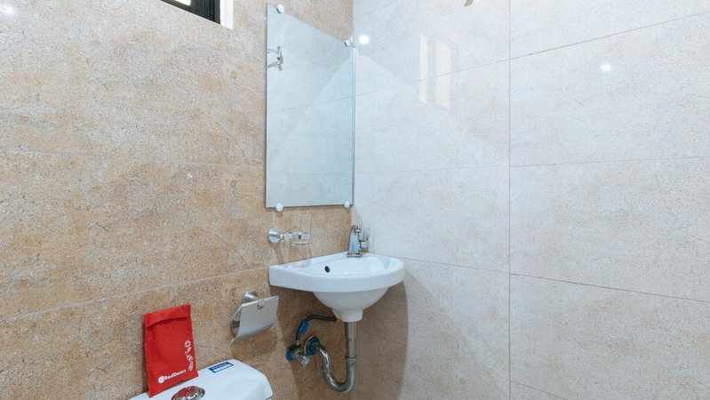 RedDoorz Plus near Uptown BGC Mall, Manila, Philippines