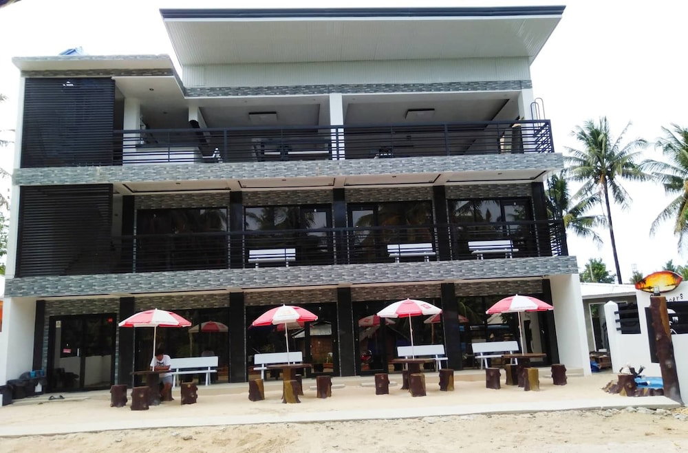 Hotel · Strangers Inn & Bar, General Luna