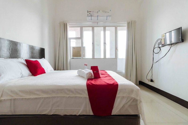 RedDoorz Plus at Banawe Quezon City, Manila, Philippines