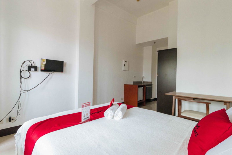 RedDoorz Plus at Banawe Quezon City, Manila, Philippines
