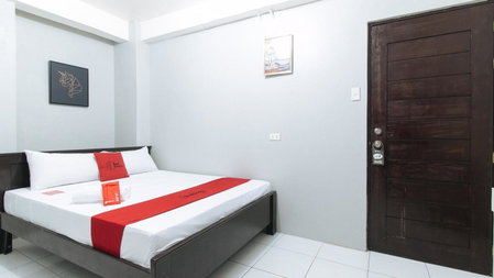 RedDoorz near Pasay Rotonda, Manila, Philippines