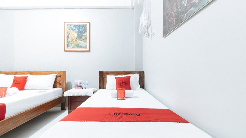 RedDoorz near Pasay Rotonda, Manila, Philippines