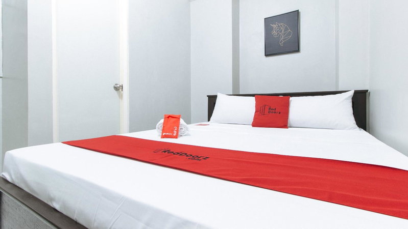 RedDoorz near Pasay Rotonda, Manila, Philippines