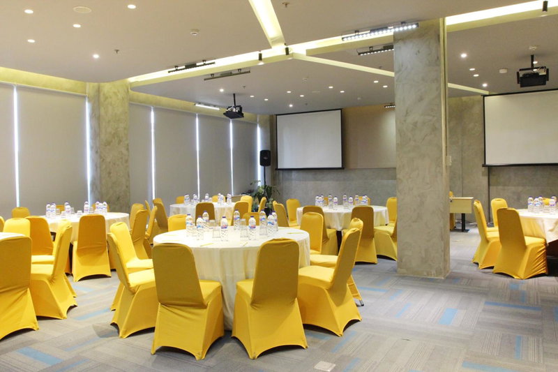 Yello Hotel Jemursari, Surabaya, Indonesia