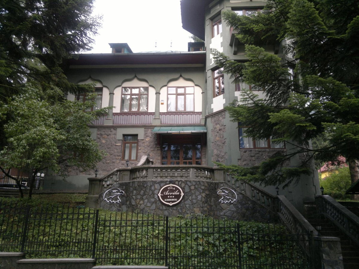 Vila Acvila, Romania