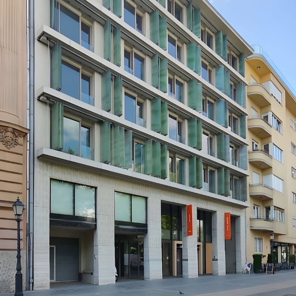 Leon Hotel & Lounge, Hungary