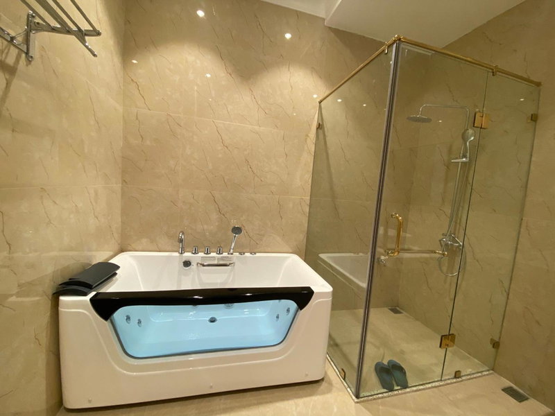 Cẩm Bình Hotel, Quang Ninh, Vietnam