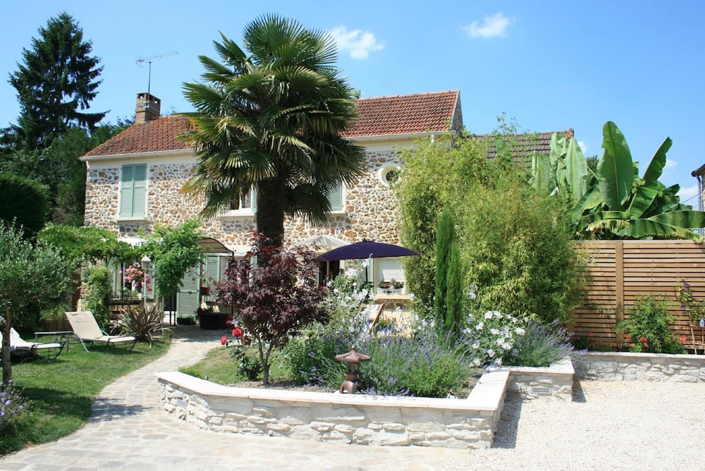 Hotel · Le Petit Nailly, Magny-les-Hameaux